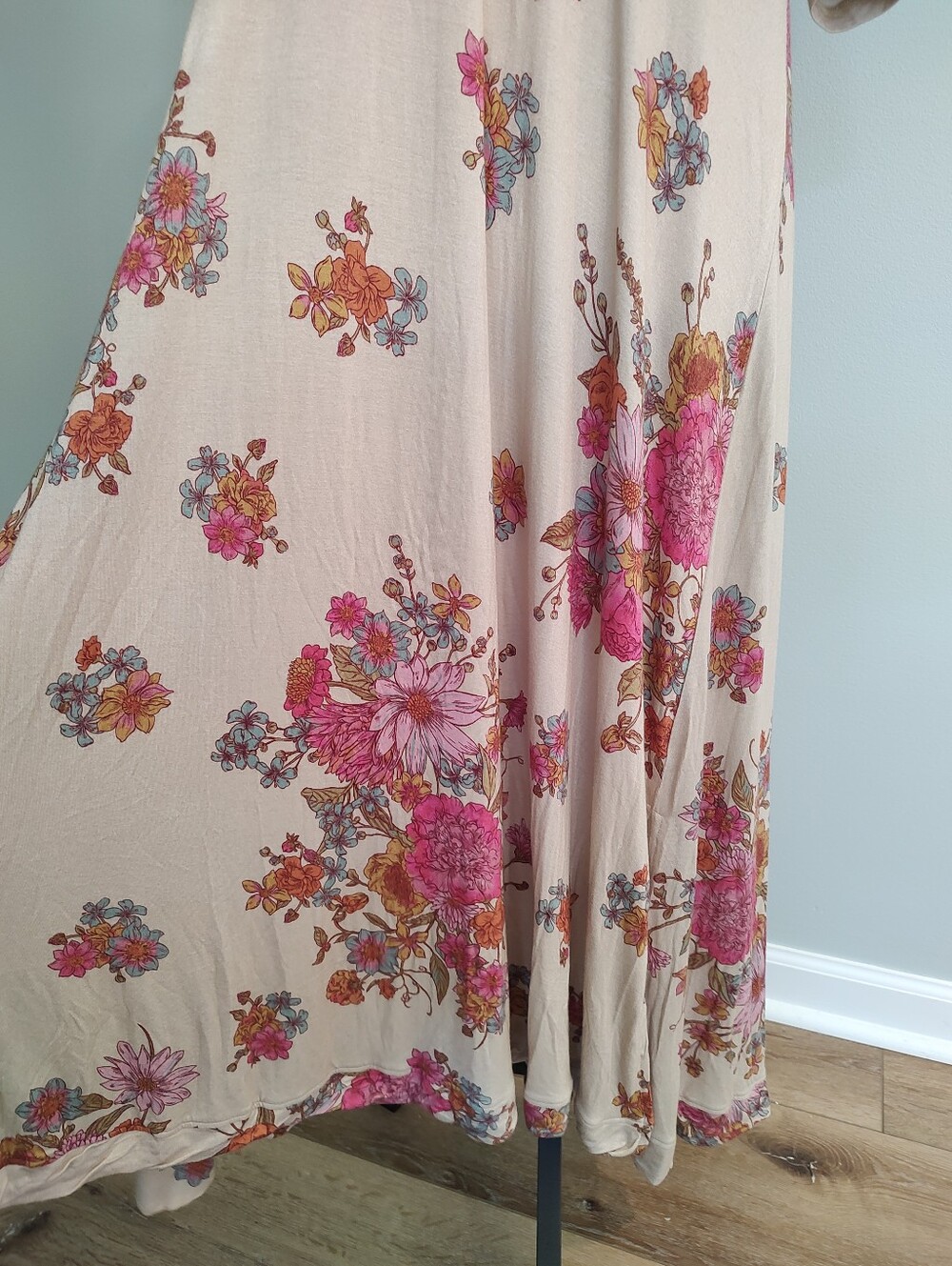 Natural Life ButterSoft Tee Dress English Garden Cream Floral Maxi Medium NWT - Picture 10 of 16